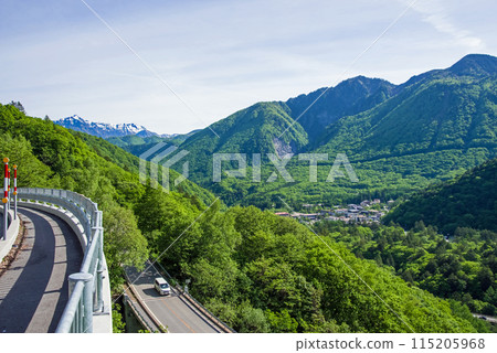 [Fresh greenery in Hirayu Onsen] View from Hirayu Pass and Kasami Bridge near the east exit of Hirayu Tunnel on Route 158 115205968