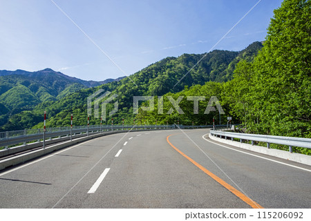 [Hirayu Onsen in early summer] Fresh greenery around the east exit of Hirayu Tunnel on Route 158 and Kasami Bridge 115206092