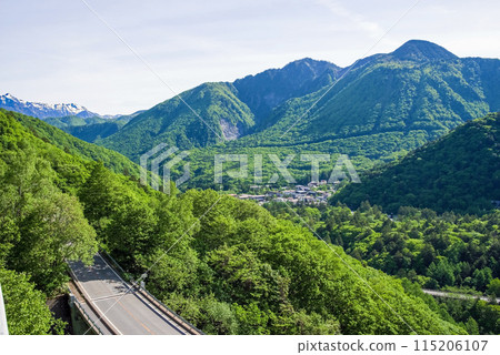 [Fresh greenery in Hirayu Onsen] View from Hirayu Pass and Kasami Bridge near the east exit of Hirayu Tunnel on Route 158 115206107