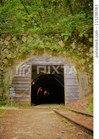 無軌電車進入的洞穴入口 115206363