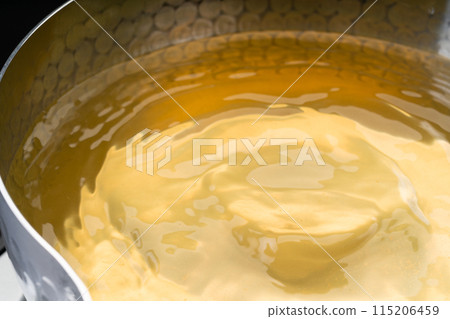 湯汁在鍋裡蕩漾 湯汁在鍋裡蕩漾 115206459