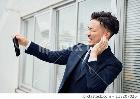 A businessman who received a call from an unpleasant person 115207020