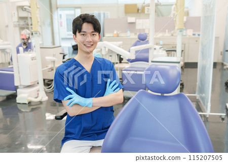 看照相機的男性牙醫 115207505