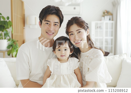 全家福：年輕的父母和孩子在客廳 115208912