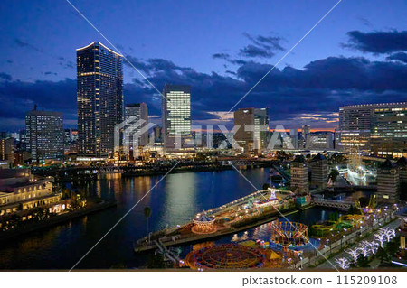 [Yokohama] The sun sets and the illuminations sparkle in Minato Mirai city 115209108