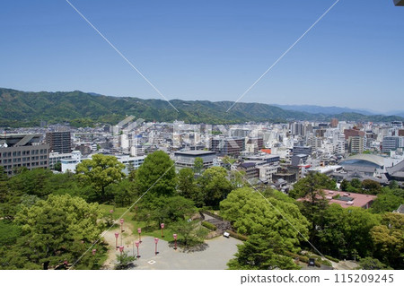 從高知城天守閣眺望高知城市的風景 115209245