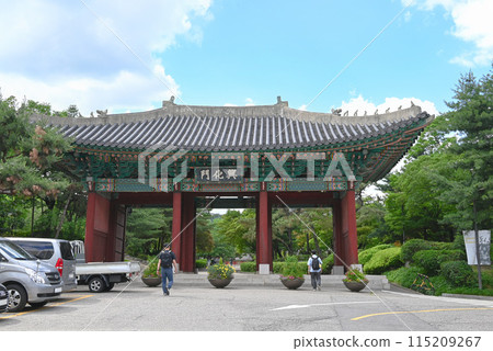Entrance to Gyeonghuigung Palace, one of the five major palaces in Seoul, South Korea [Jongno-gu] 115209267