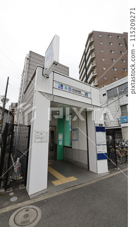 Elevator-only entrance at Akabane-Iwabuchi Station on the Tokyo Metro Namboku Line and Saitama Rapid Railway 115209271
