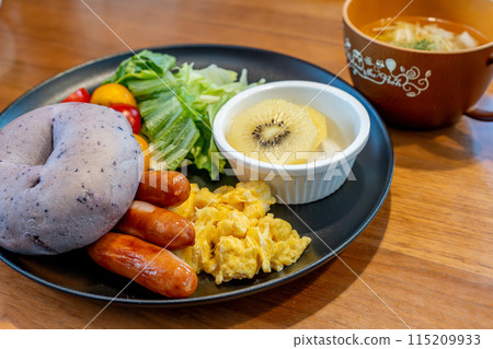 Delicious sausage and vegetable bagel breakfast 115209933