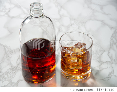 加冰威士忌和加冰塊的瓶子 115210450
