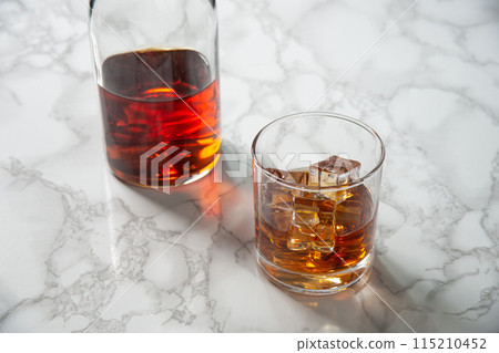 加冰威士忌和加冰塊的瓶子 115210452