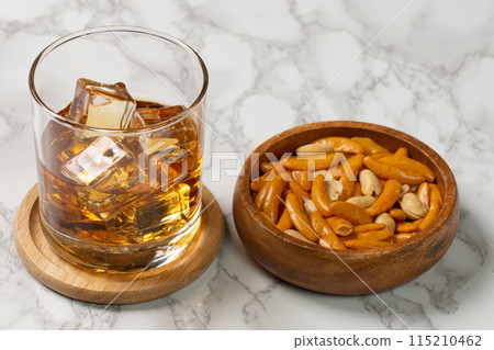 冰塊威士忌岩石和柿子開胃菜 115210462