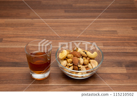 威士忌酒杯和小吃 威士忌酒杯和小吃 115210502