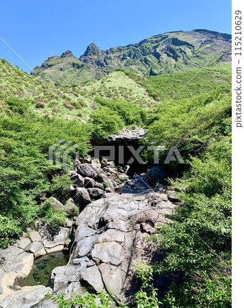 從仙水峽（阿蘇九重國立公園/熊本縣阿蘇市）仰望阿蘇山（鷲峰、虎峰）的藍天和綠意 115210629