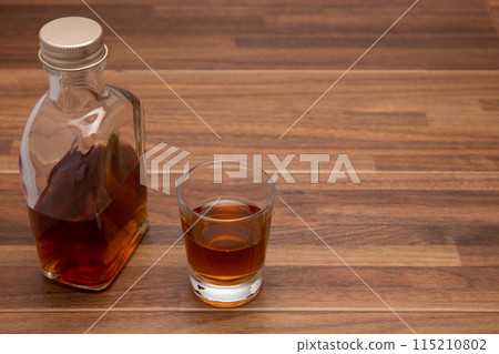 威士忌迷你瓶和小酒杯 115210802