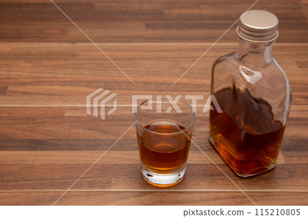 威士忌迷你瓶和小酒杯 115210805
