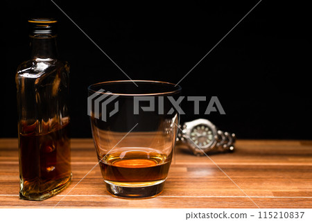 下班後喝一杯威士忌和手錶的圖片 115210837
