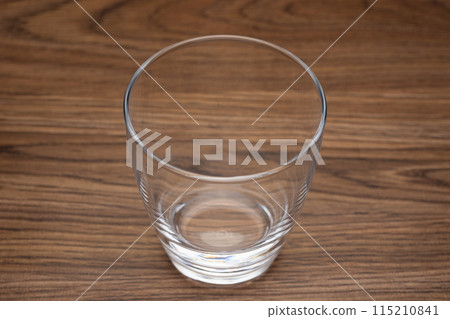 whiskey rocks glass 115210841