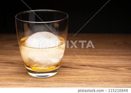 加冰威士忌加圓形冰塊 加冰威士忌加圓形冰塊 115210849