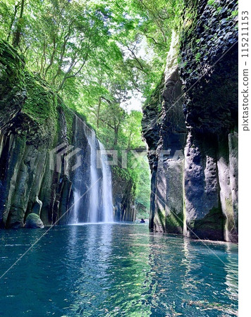 Columnar jointed rock walls and Manai Falls seen from the Gokase River amidst fresh greenery (Takachiho Gorge/Takachiho Town, Nishiusuki District, Miyazaki Prefecture) Columnar jointed rock walls and Manai Falls seen from the Gokase River amidst fresh greenery (Takachiho Gorge/Takachiho Town, Nishiusuki District, Miyazaki Prefecture) 115211153