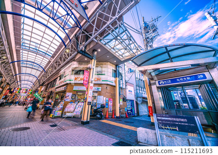 日本橫濱城市景觀 橫濱市營地鐵藍線 Gumyoji 站和 Gumyoji Kannon-dori 商店街 = 4 街 日本橫濱城市景觀 橫濱市營地鐵藍線 Gumyoji 站和 Gumyoji Kannon-dori 商店街 = 4 街 115211693