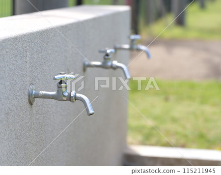 水龍頭靠近地面 115211945