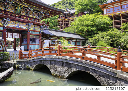 The beautiful Yutoku Inari Shrine, a popular tourist spot in Saga Prefecture The beautiful Yutoku Inari Shrine, a popular tourist spot in Saga Prefecture 115212107
