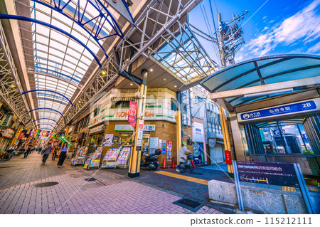 日本橫濱城市景觀 橫濱市營地鐵藍線 Gumyoji 站和 Gumyoji Kannon-dori 商店街 = 4 街 日本橫濱城市景觀 橫濱市營地鐵藍線 Gumyoji 站和 Gumyoji Kannon-dori 商店街 = 4 街 115212111