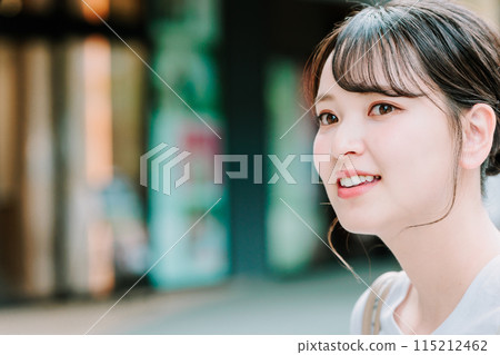 A young woman who enjoys shopping A young woman who enjoys shopping 115212462