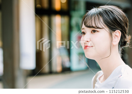 A young woman who enjoys shopping A young woman who enjoys shopping 115212530