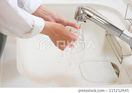 家庭主婦的手在廚房裡洗杯子 115212645