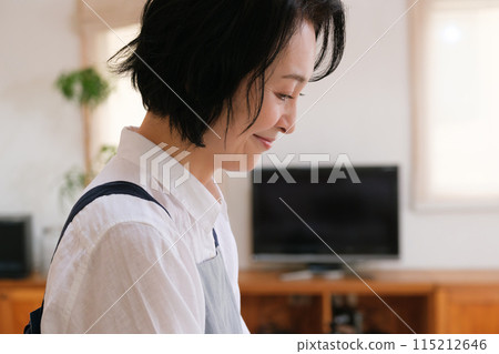 站在廚房裡的中年婦女的肖像 115212646