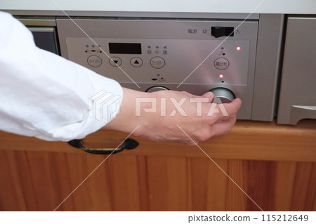 家庭主婦的手打開IH燒開水 115212649