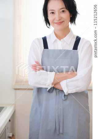 站在廚房裡的中年婦女的肖像 115212656