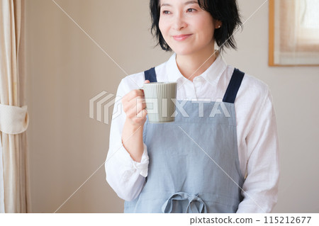 中年婦女在客廳度過一個下午 中年婦女在客廳度過一個下午 115212677