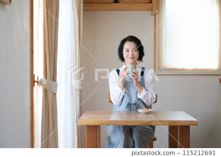 中年婦女在客廳度過一個下午 115212691