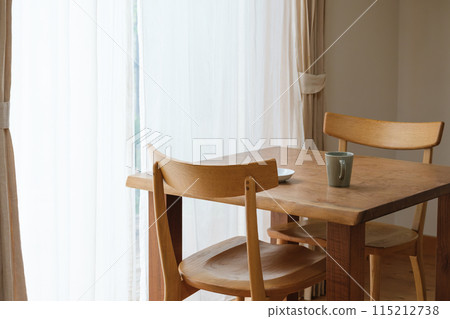 Living room with soft afternoon light 115212738