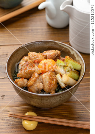 蛋黃烤雞肉串碗 115213573