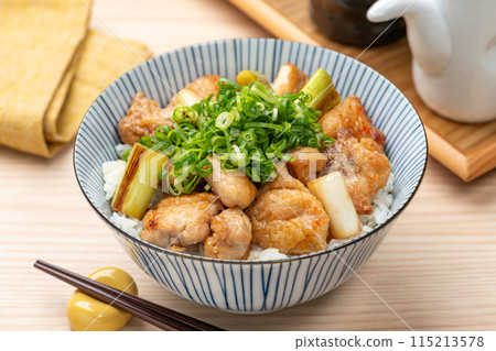 烤雞肉串碗，上面撒上蔥 115213578