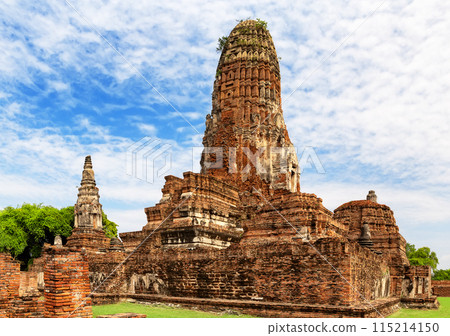 Wat Ratchaburana temple is one of the famous temple in Ayutthaya, Thailand. 115214150