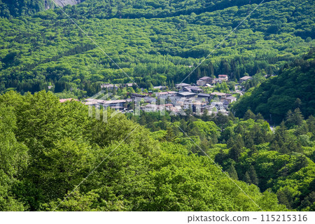 [Hirayu Onsen Town in the midst of fresh greenery] View from Hirayu Pass near the east exit of Hirayu Tunnel on Route 158 115215316