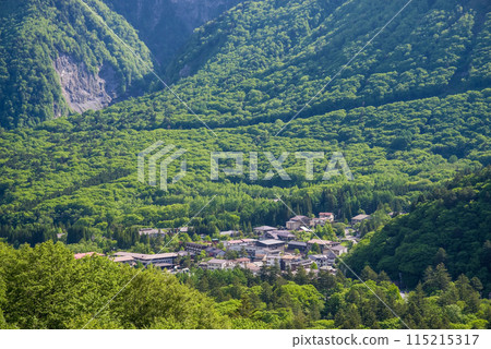 [Hirayu Onsen Town in the midst of fresh greenery] View from Hirayu Pass near the east exit of Hirayu Tunnel on Route 158 115215317