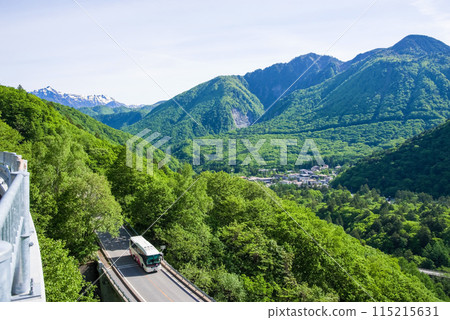 【綠意盎然的平湯溫泉】從R158平湯隧道東口附近的平湯峠和卡佐見橋眺望 115215631