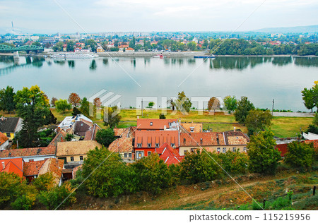 從匈牙利埃斯泰爾戈姆眺望多瑙河對岸斯洛伐克的斯特羅沃 115215956