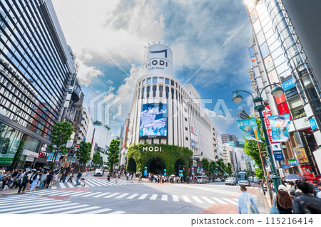View of the streetscape at Jinnan 1-chome intersection, Shibuya Ward, Tokyo 115216414