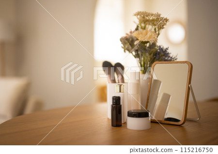 擺滿化妝品的桌子 115216750