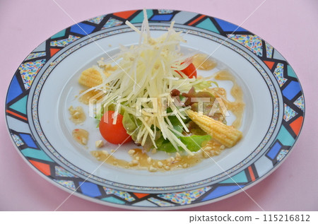 時令蔬菜沙拉配上自製醬料 115216812