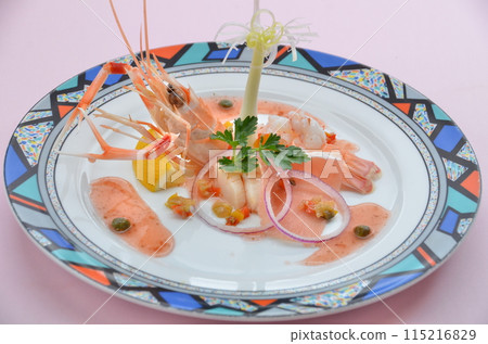 海鮮盤,配上小龍蝦和鮭魚 海鮮盤,配上小龍蝦和鮭魚 115216829