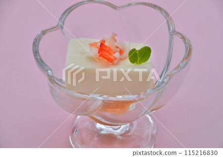 盤子裡的蝦子和豆腐冷開胃菜 盤子裡的蝦子和豆腐冷開胃菜 115216830