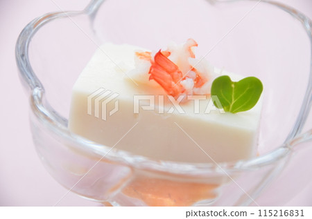 盤子裡的蝦子和豆腐冷開胃菜 盤子裡的蝦子和豆腐冷開胃菜 115216831